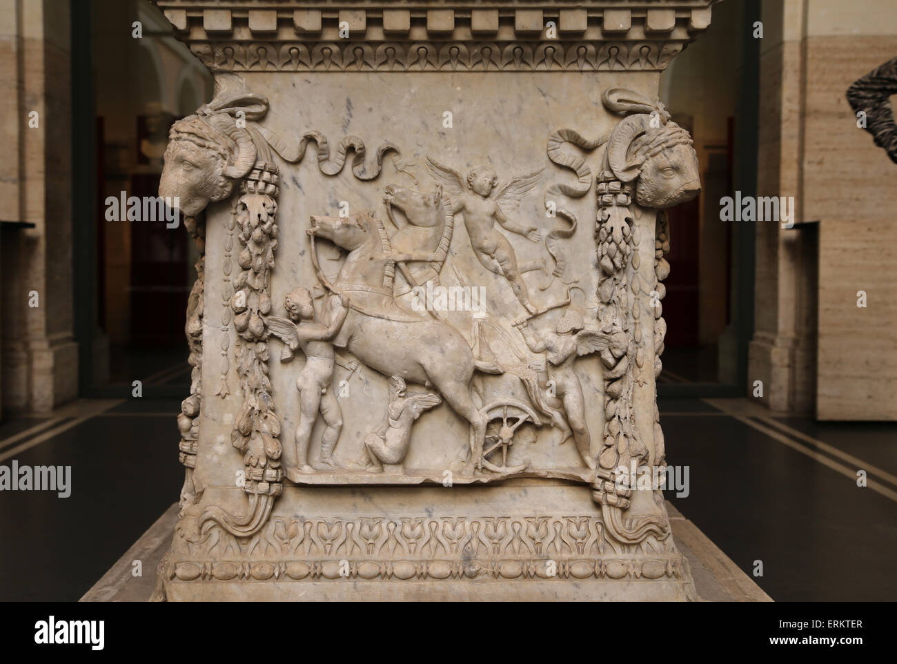 Altar, Mars und Venus. 1. C. Von Ostia Antica. Relief. Cupis und Biga (Oktober Pferd). Tieropfer zum Mars. Rom. Stockfoto