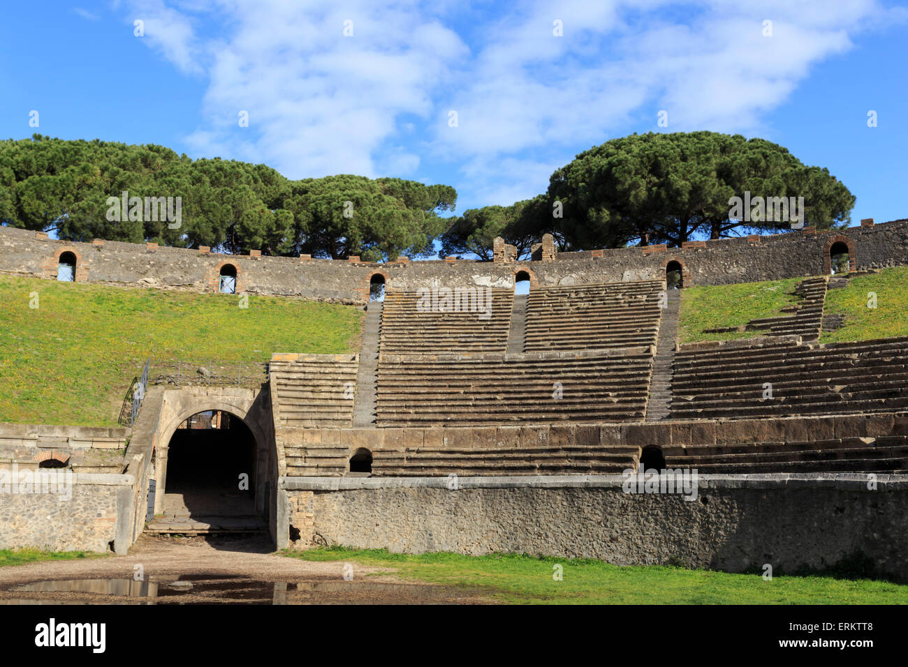 Auditorium und Eingang Tor, Amphitheater, römische Ruinen von Pompeji, UNESCO World Heritage Site, Kampanien, Italien, Europa Stockfoto