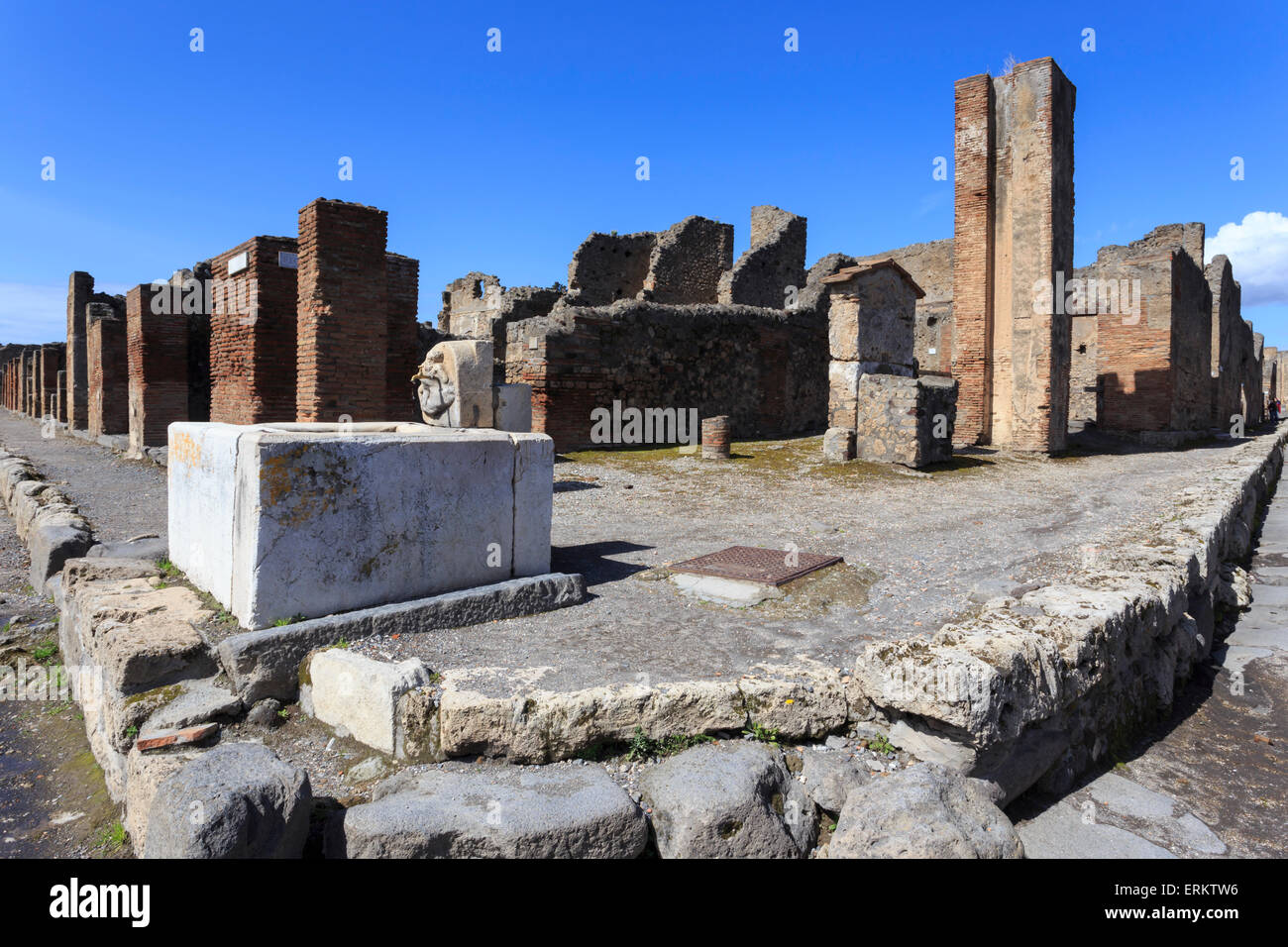 Straßenecke mit öffentlichen Brunnen, römischen Ruinen von Pompeji, UNESCO-Weltkulturerbe, Campania, Italien, Europa Stockfoto
