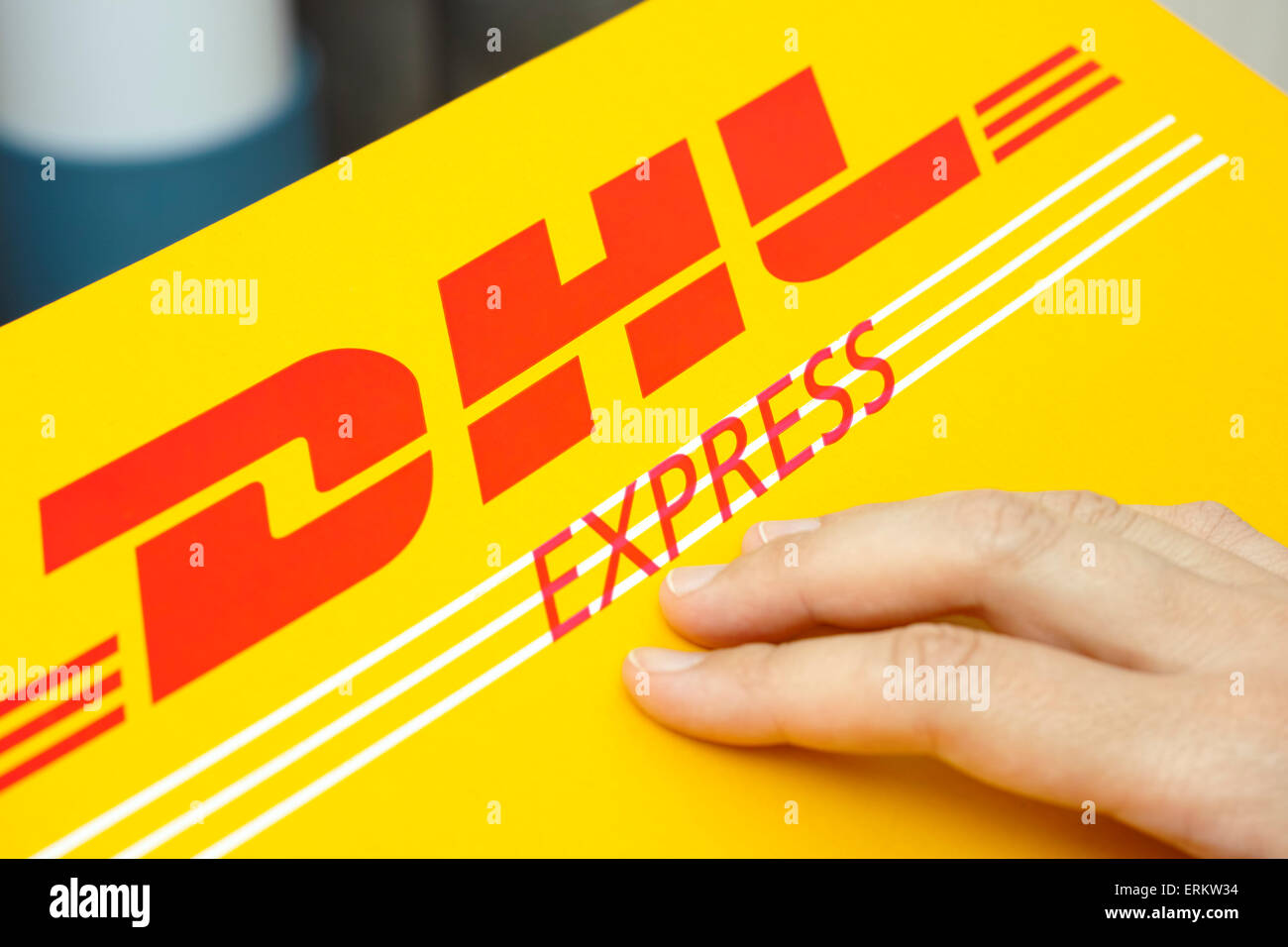 Tambow, Russische Föderation - 1. Juni 2015 DHL Express Paket mit der menschlichen Hand. Studio gedreht. Stockfoto