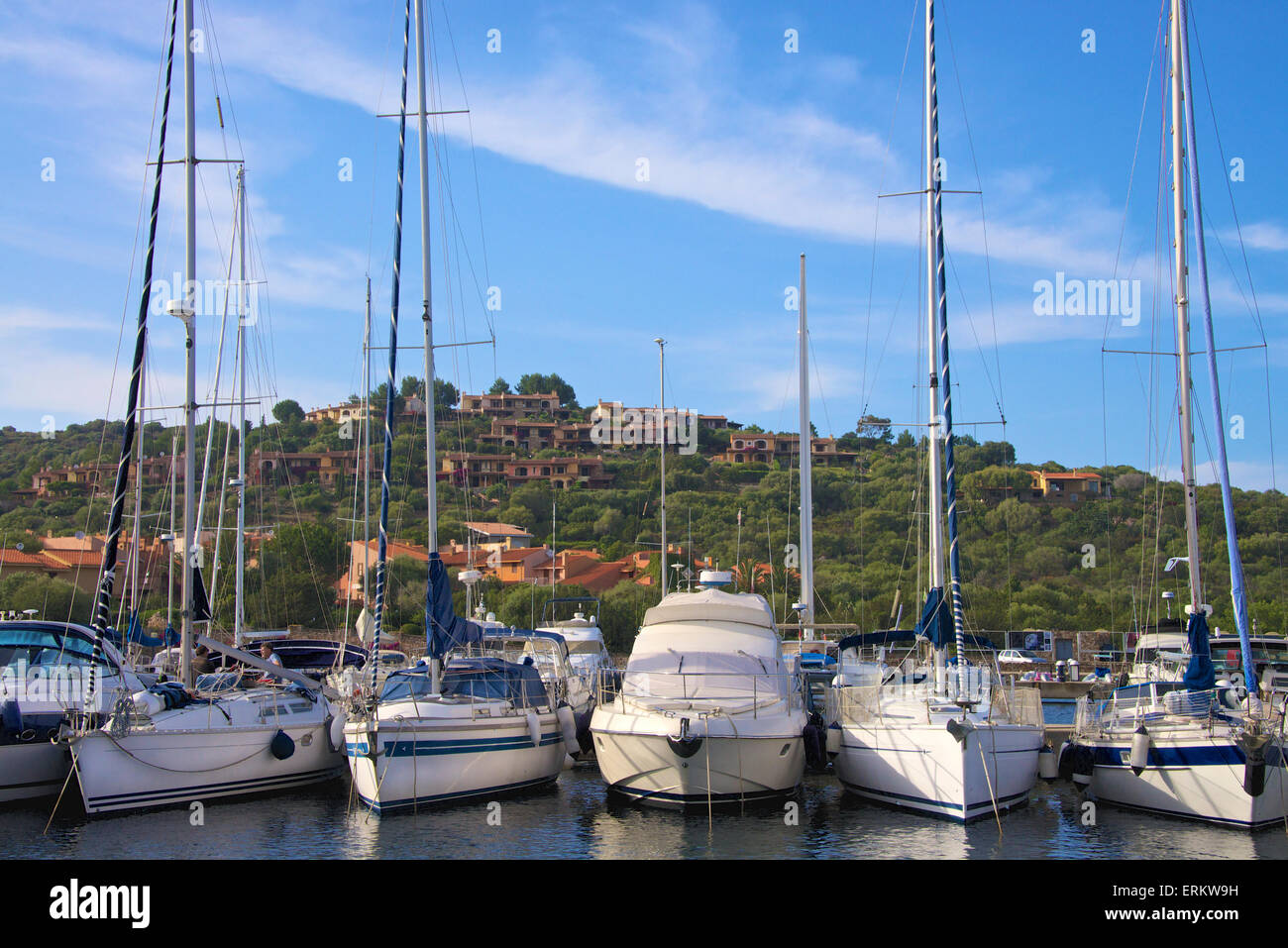 Marina und hochgelegene Dorf, Hafen Ottiolu, Costa Degli Oleandri, Sardinien, Italien, Mittelmeer, Europa Stockfoto