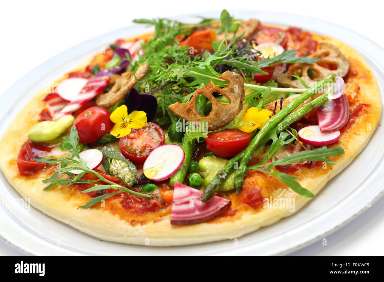 gesundes Gemüse Pizza, vegetarisches Essen isoliert auf weißem Hintergrund Stockfoto