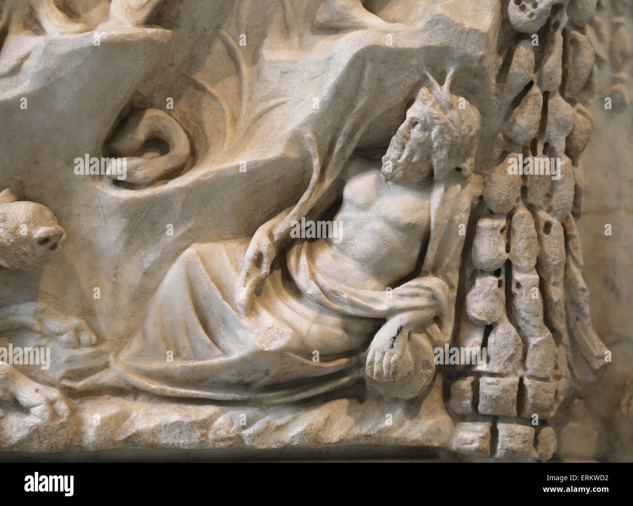 Altar zum Mars. Ein Flussgott (Tiber) wird in der unteren rechten Ecke personifiziert. 1. C. Von Ostia. Römische Nationalmuseum. Rom. Stockfoto