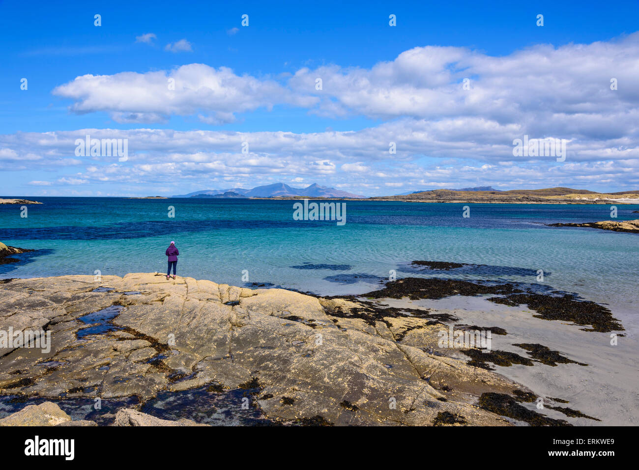 Frau, genießen Sie den Blick Ardnamurchan Halbinsel, Lochaber, Highlands, Schottland Stockfoto