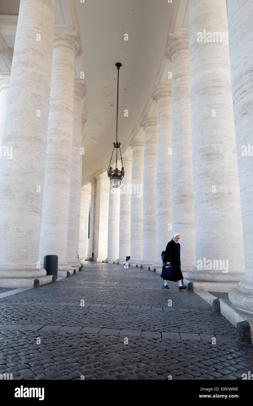 Die Kolonnaden und Nonne in dem Petersplatz (Piazza San Pietro), Vatikanstadt, Rom, Latium, Italien, Europa Stockfoto