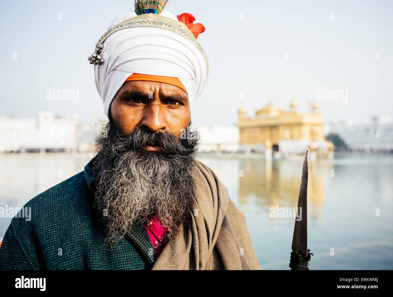 Portrait von Nihang Sikh Mann, Harmandir Sahib (Golden Temple), Amritsar, Punjab, Indien, Asien Stockfoto