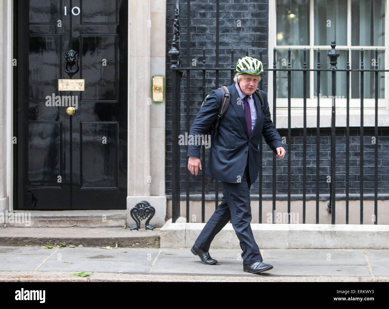 Bürgermeister von London, Boris Johnson, lässt Nummer 10 Downing Street seinen Fahrradhelm tragen. Er ist MP für Uxbridge und South Ruislip Stockfoto