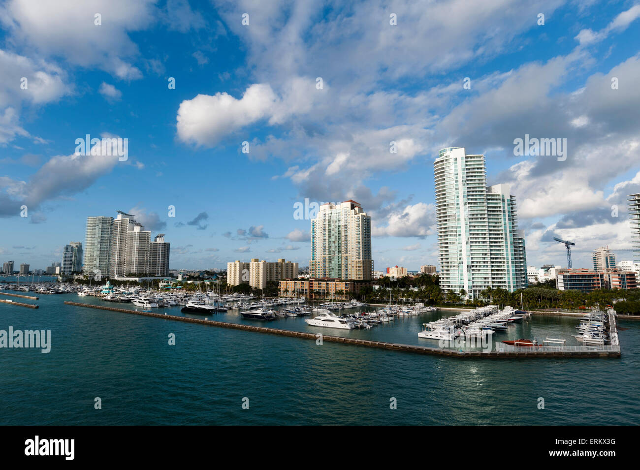 Wolkenkratzer und Marina, South Beach, Miami Beach, Florida, Vereinigte Staaten von Amerika, Nordamerika Stockfoto