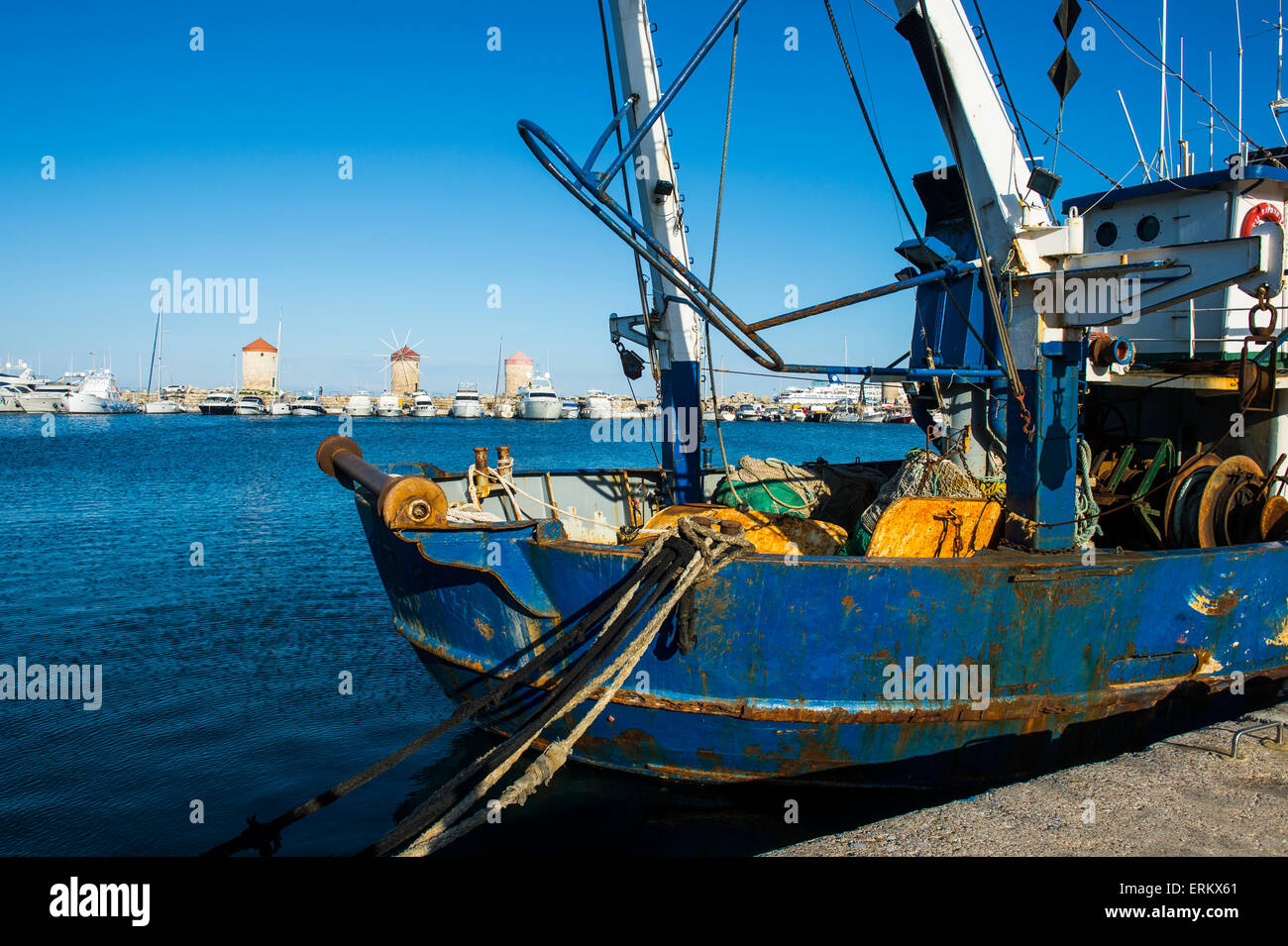 Angelboot/Fischerboot im Hafen der Stadt Rhodos, Rhodos, Dodekanes-Inseln, griechische Inseln, Griechenland, Europa Stockfoto