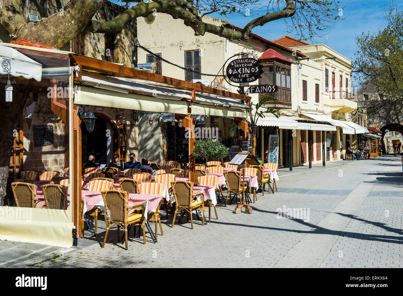 Straßencafé in die mittelalterliche Altstadt, UNESCO-Weltkulturerbe, Rhodos Stadt, Rhodos, Dodekanes-Inseln, griechische Inseln Stockfoto