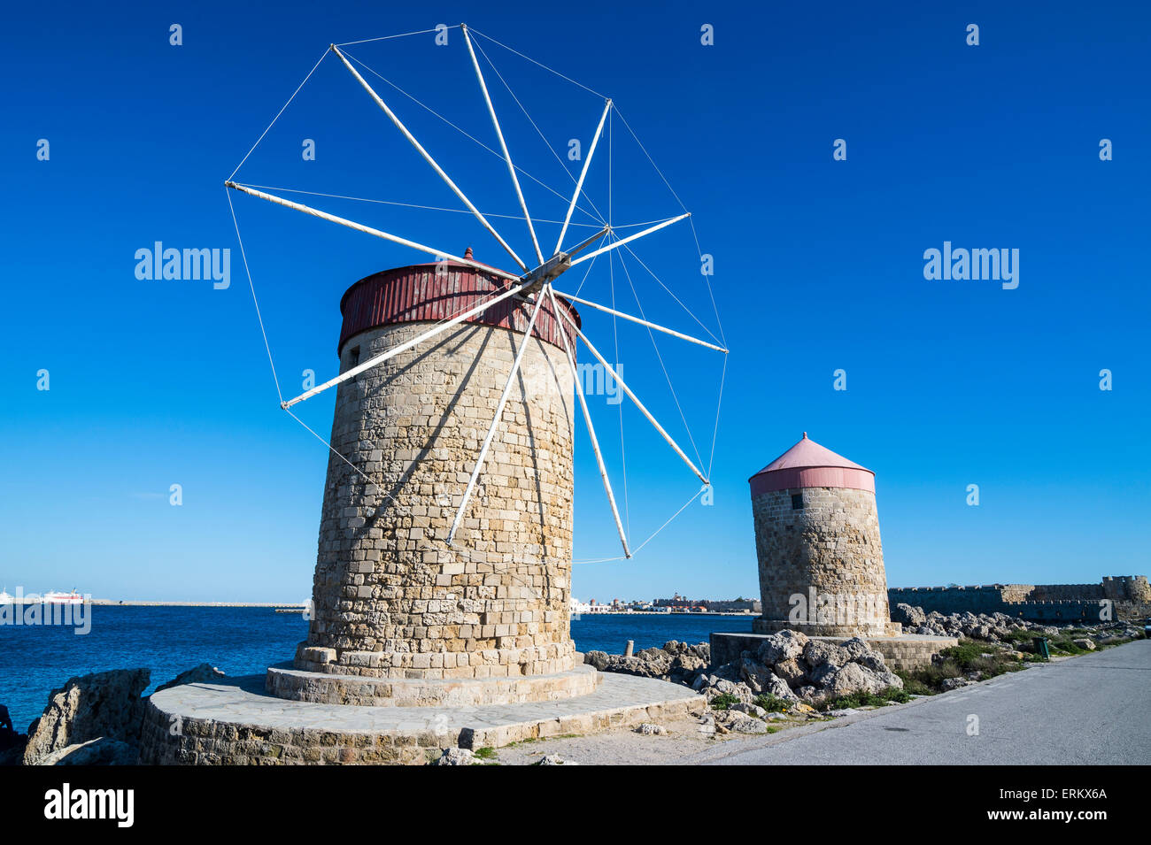 Mittelalterliche Windmühlen am Mandraki-Hafen, Altstadt von Rhodos, Rhodos, Dodekanes-Inseln, griechische Inseln, Griechenland, Europa Stockfoto
