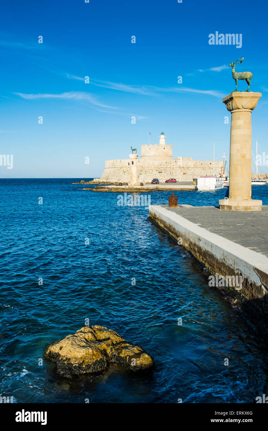 Der Eingang zum Mandraki Hafen, die mittelalterliche Altstadt von Rhodos Stadt, Rhodos, Dodekanes-Inseln Stockfoto