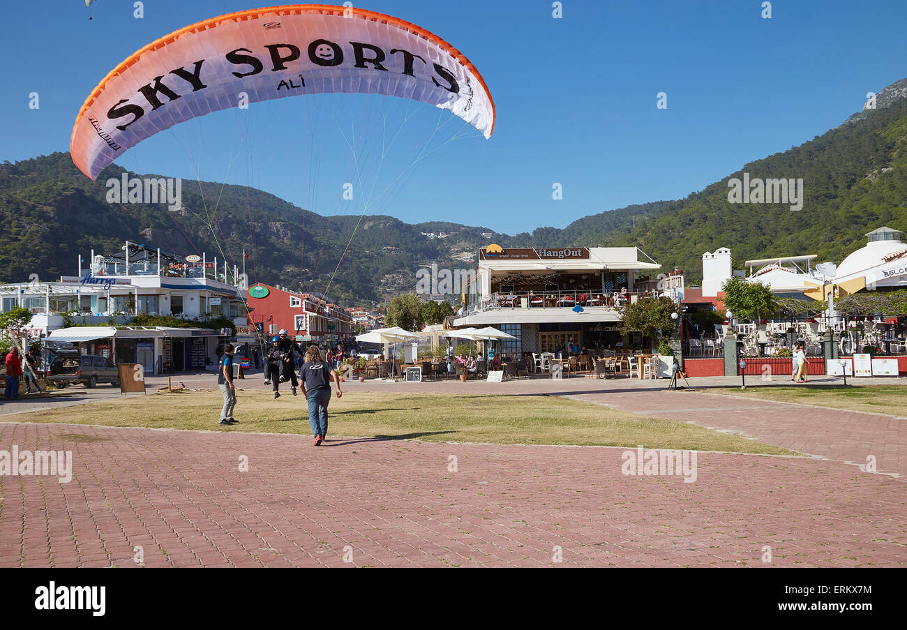 Paragliding in Oludeniz, in der Nähe von Fethiye, Türkei. Kommen, um am Strand zu landen. Stockfoto