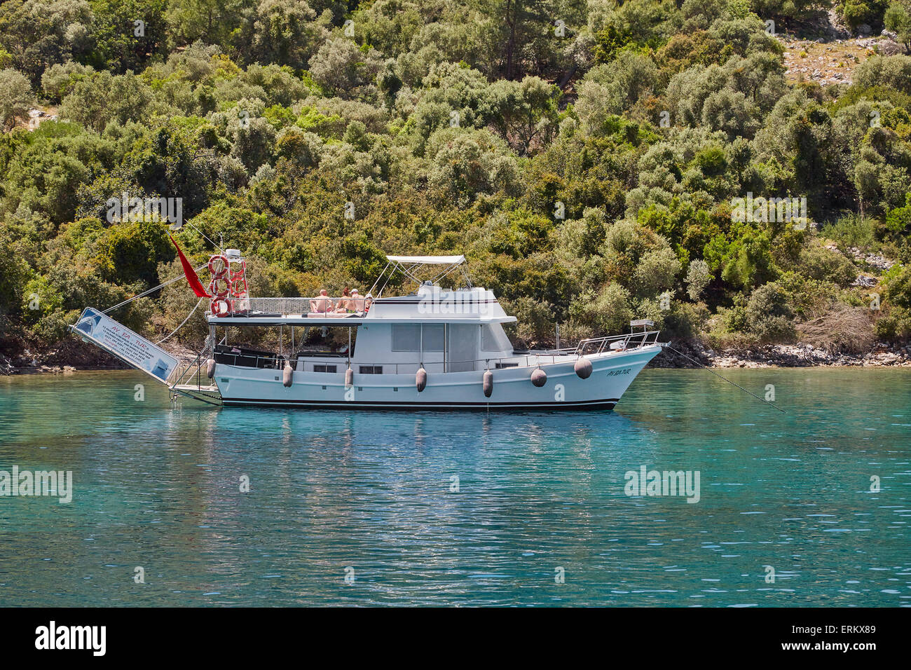 Freizeit-Boot, vor einer der Inseln im Golf von Göcek in der Nähe von Fethiye, Türkei verankert. Stockfoto