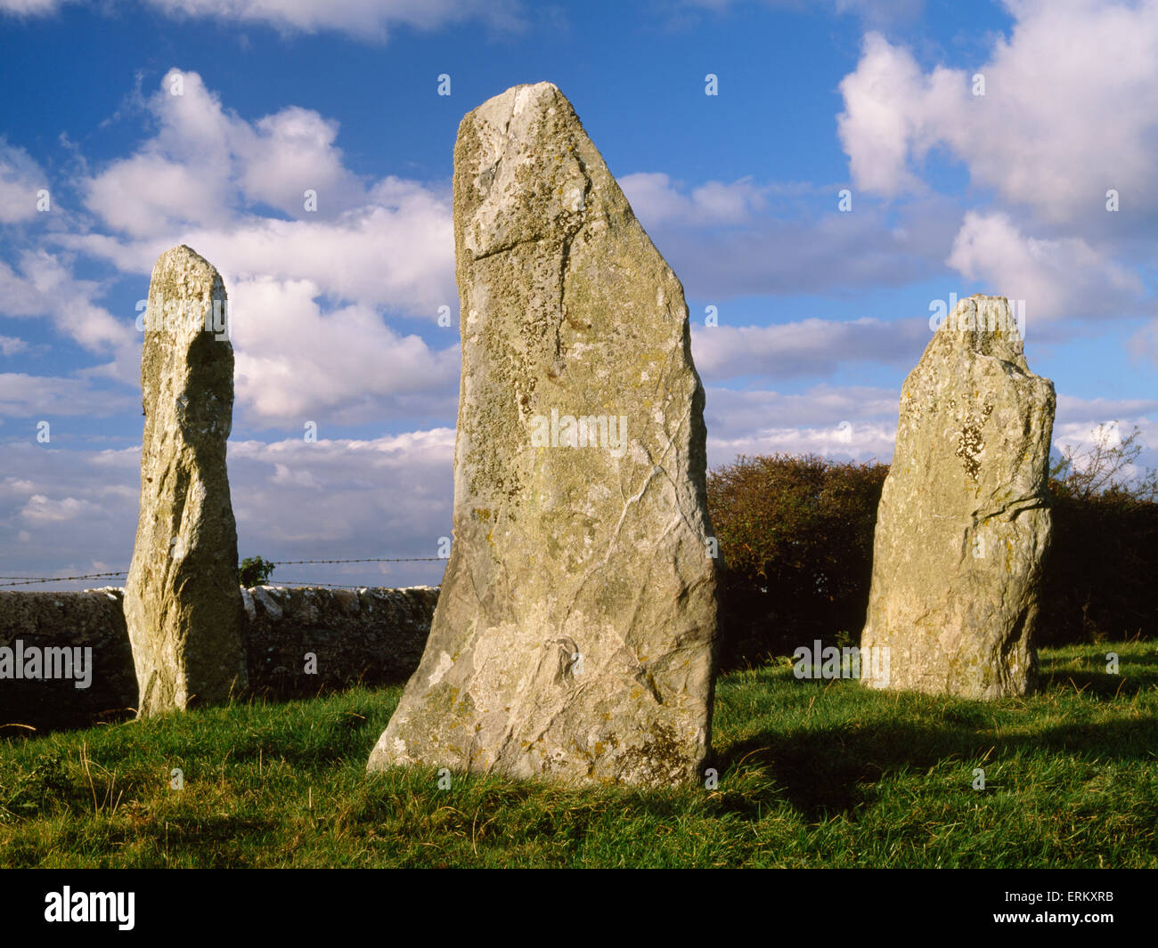 Eine dreieckige Einstellung von dünnen Schiefer Platten bei einem Treffen der Wanderwege auf einem niedrigen Hügel nur N Llanfechell, Anglesey, Wales. Stockfoto