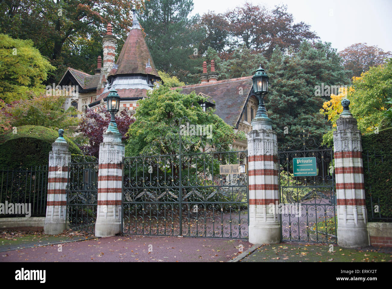 Blick auf Eingang und Torhaus um dieses berühmte Haus Beatle George Harrison; Hanley-on-Thames, Oxfordshire, England Stockfoto