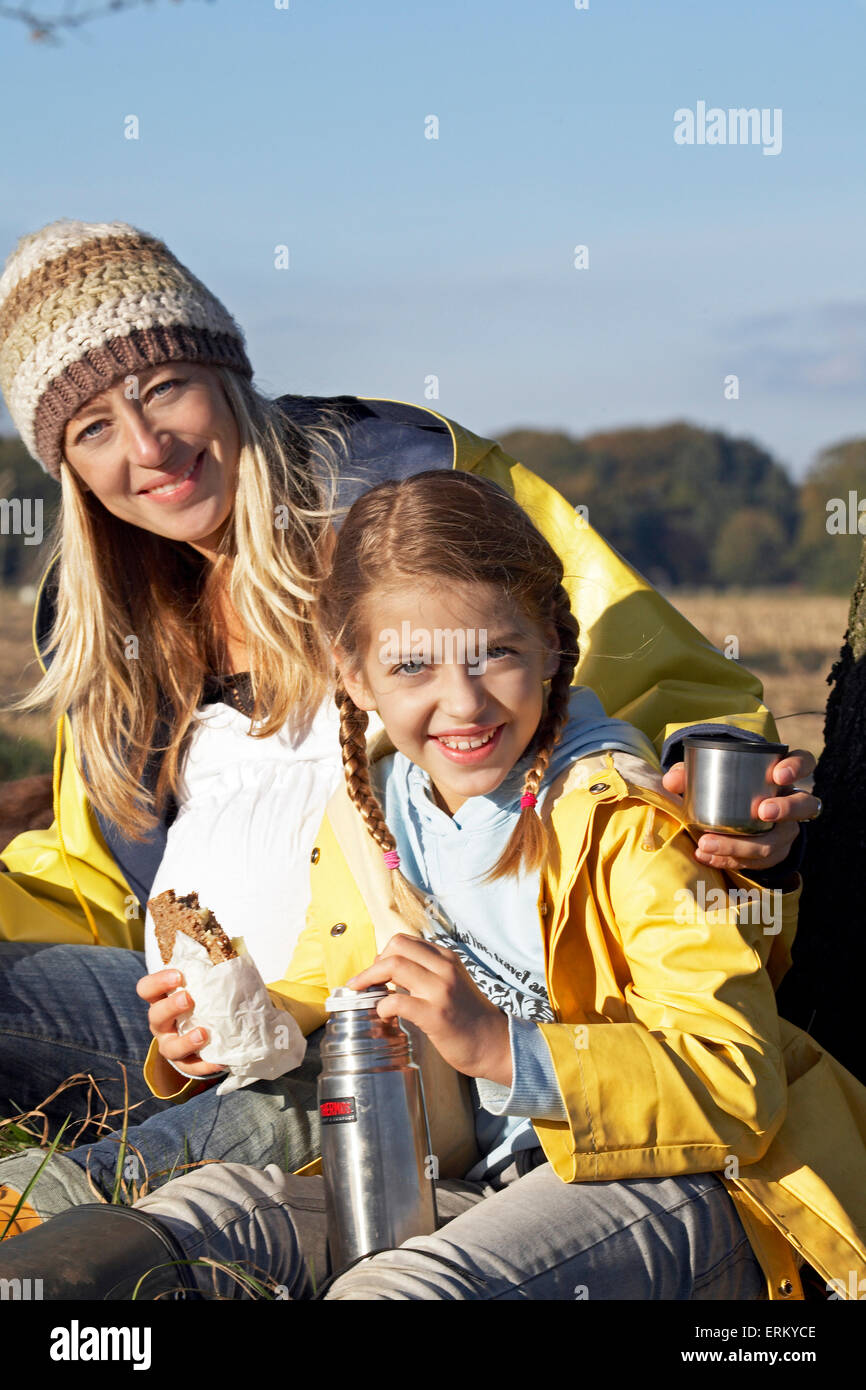 Porträt einer Mutter und Tochter mit einem Picknick auf dem Lande in der Nähe von Hamburg, Deutschland. Stockfoto