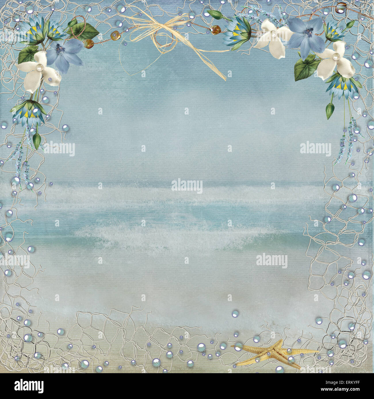 Luftblasen Seesterne und nautischen Netting Grenze mit Blumen und Bast Bogen auf Textur Ozean Hintergrund. Stockfoto