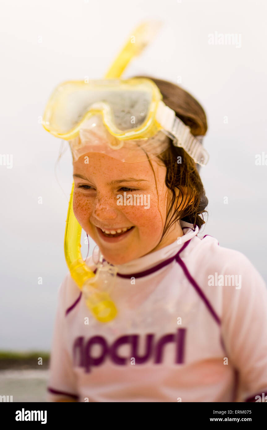 Ein lächelndes Mädchen mit Maske und Schnorchel auf Kauai, Hawaii, USA Stockfoto