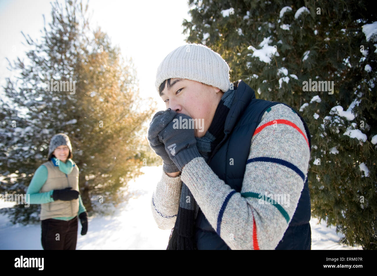 Ein junger Erwachsener hält warm in Madison, Wisconsin. Stockfoto