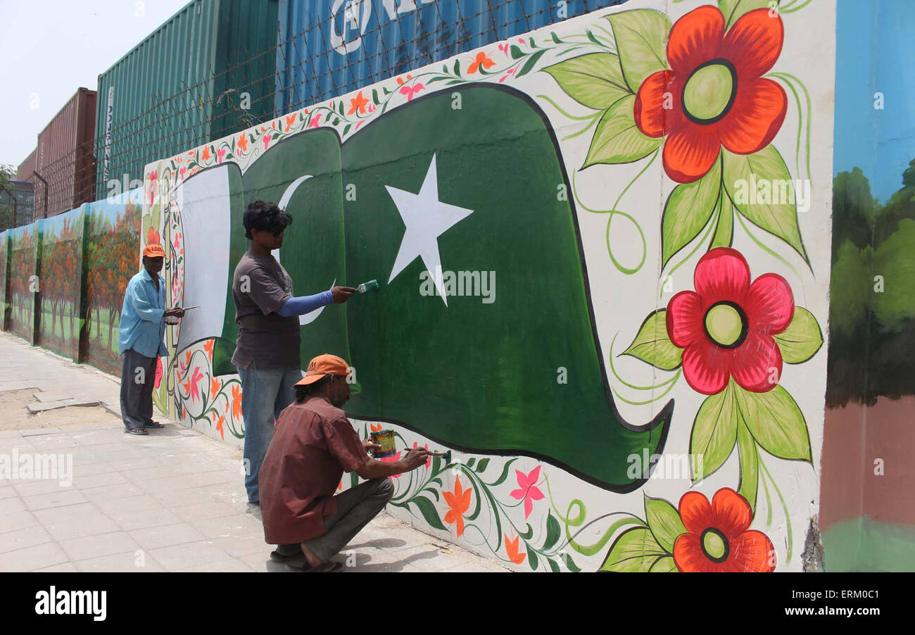 Künstler in der nationalen Flagge von Pakistan an Wand neben einem Fußweg unterwegs M.Polo Khan von Karachi auf Donnerstag, 4. Juni 2015 Malerei beschäftigt. Stockfoto