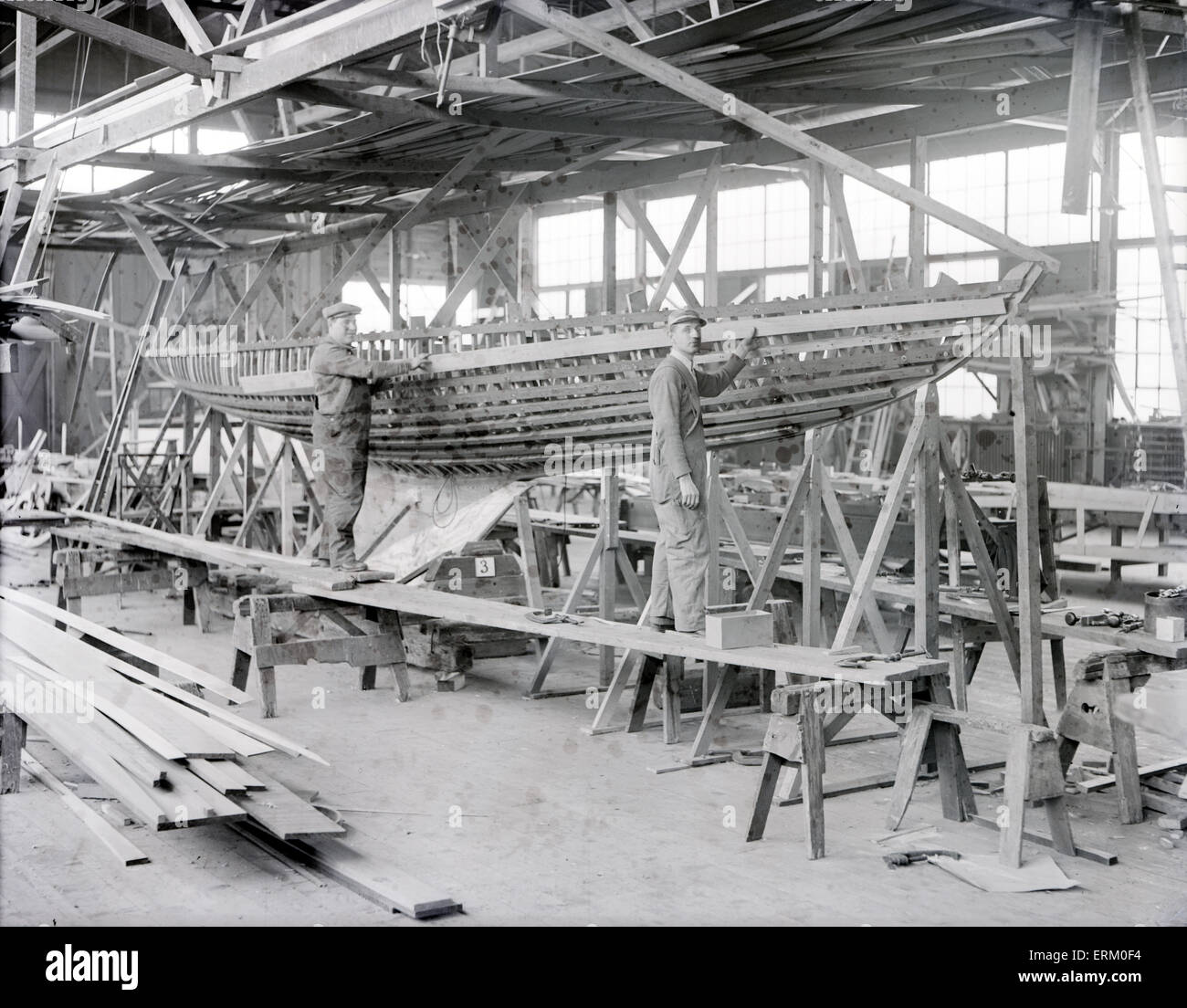 Antike 1921 Fotografie, bauen einen hölzerne Segelschiff Rumpf, Ort unbekannt, wahrscheinlich New England, USA. Stockfoto