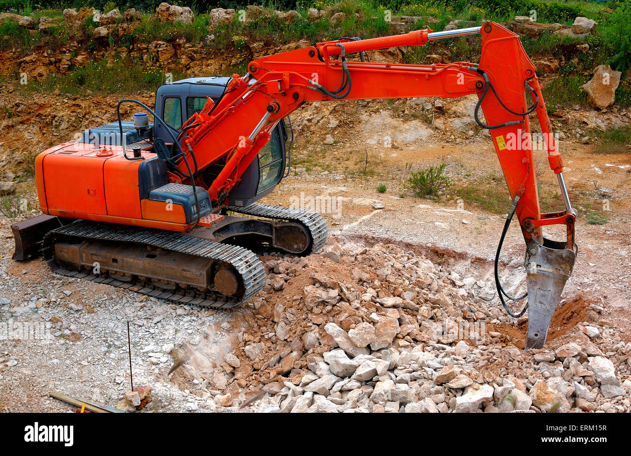 Großen hydraulischen Presslufthammer Smashing Felsen Stockfoto
