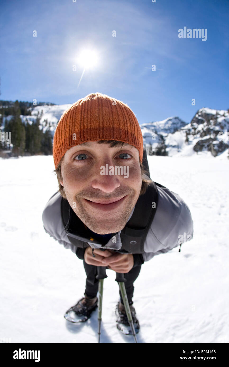 Junger Mann Schneeschuhwandern in der Nähe von Lake Tahoe, Kalifornien. Stockfoto