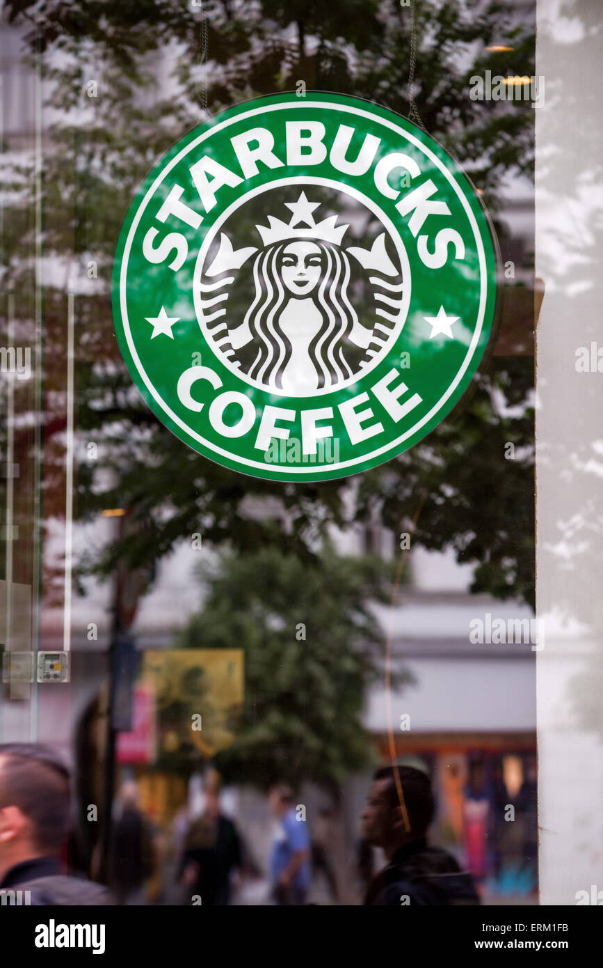 Prag, Tschechische Republik - 25. Mai 2015: Starbucks Coffee Logo in Prag Restaurant Schaufenster. Stockfoto
