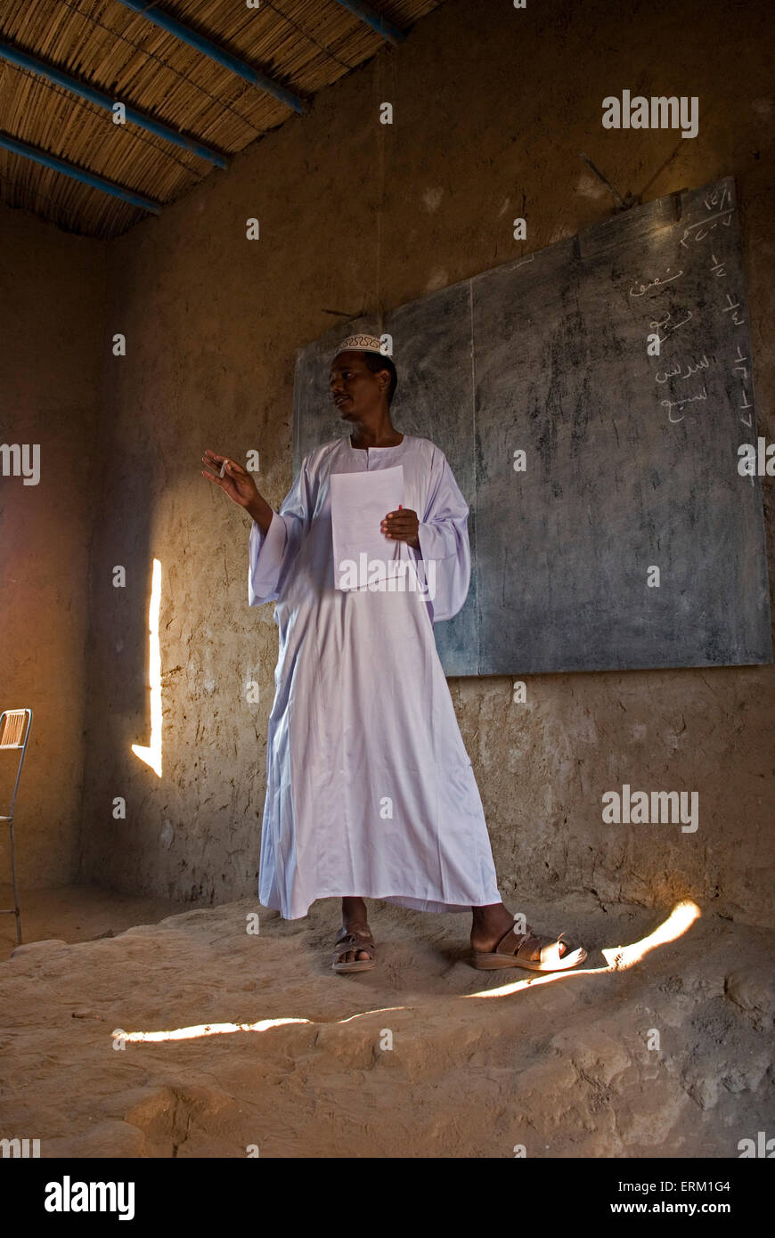 Ein Lehrer in einem Klassenzimmer in der Grundschule in El-Ar, Nord-Sudan. Stockfoto