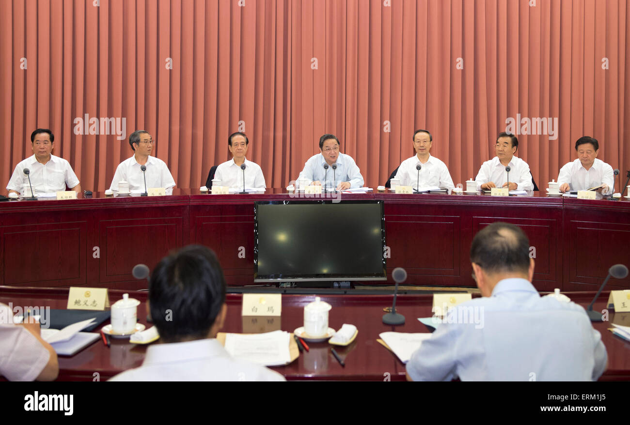 Peking, China. 4. Juni 2015. Yu Zhengsheng (C hinten), Vorsitzender des Nationalkomitees der politischen Konsultativkonferenz des chinesischen Volkes leitet eine zweiwöchentliche Beratungsgespräch, die Behandlung und Prävention von Echinokokkose zu diskutieren, eine parasitäre Erkrankung, die durch die Larvenstadien von einem Eckzahn Bandwurm in Peking, Hauptstadt von China, 4. Juni 2015. © Xie Huanchi/Xinhua/Alamy Live-Nachrichten Stockfoto