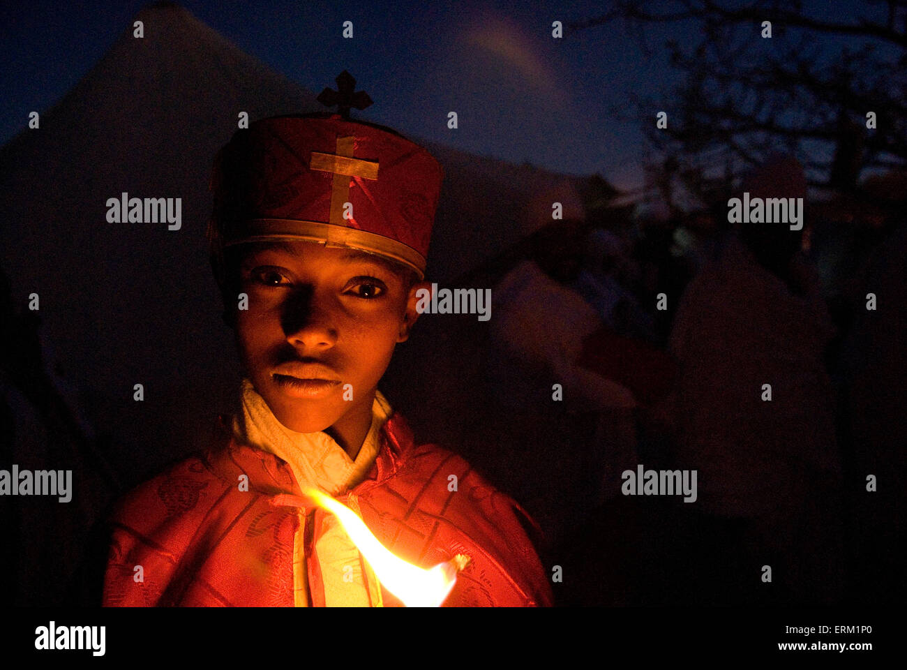 Ein Junge gekleidet in der zeremoniellen Kleidung während der Nachtgebet während Timkat in Lalibela, Äthiopien. Stockfoto