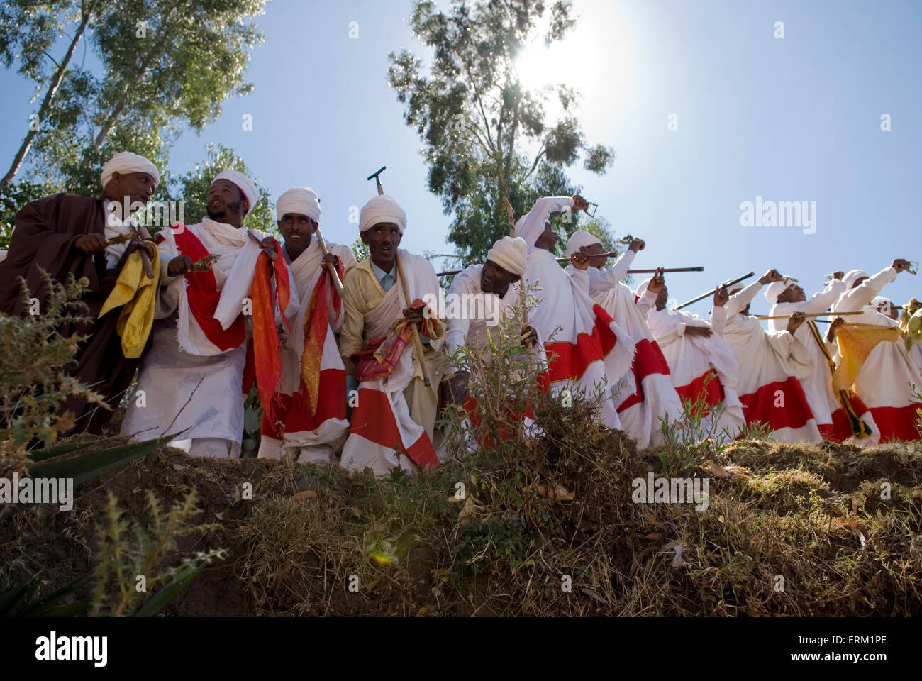 Gruppe von Priestern gekleidet in zeremonielle Kleidung, singen und tanzen in einer Prozession während Timkat-fest in Lalibela, Äthiopien Stockfoto