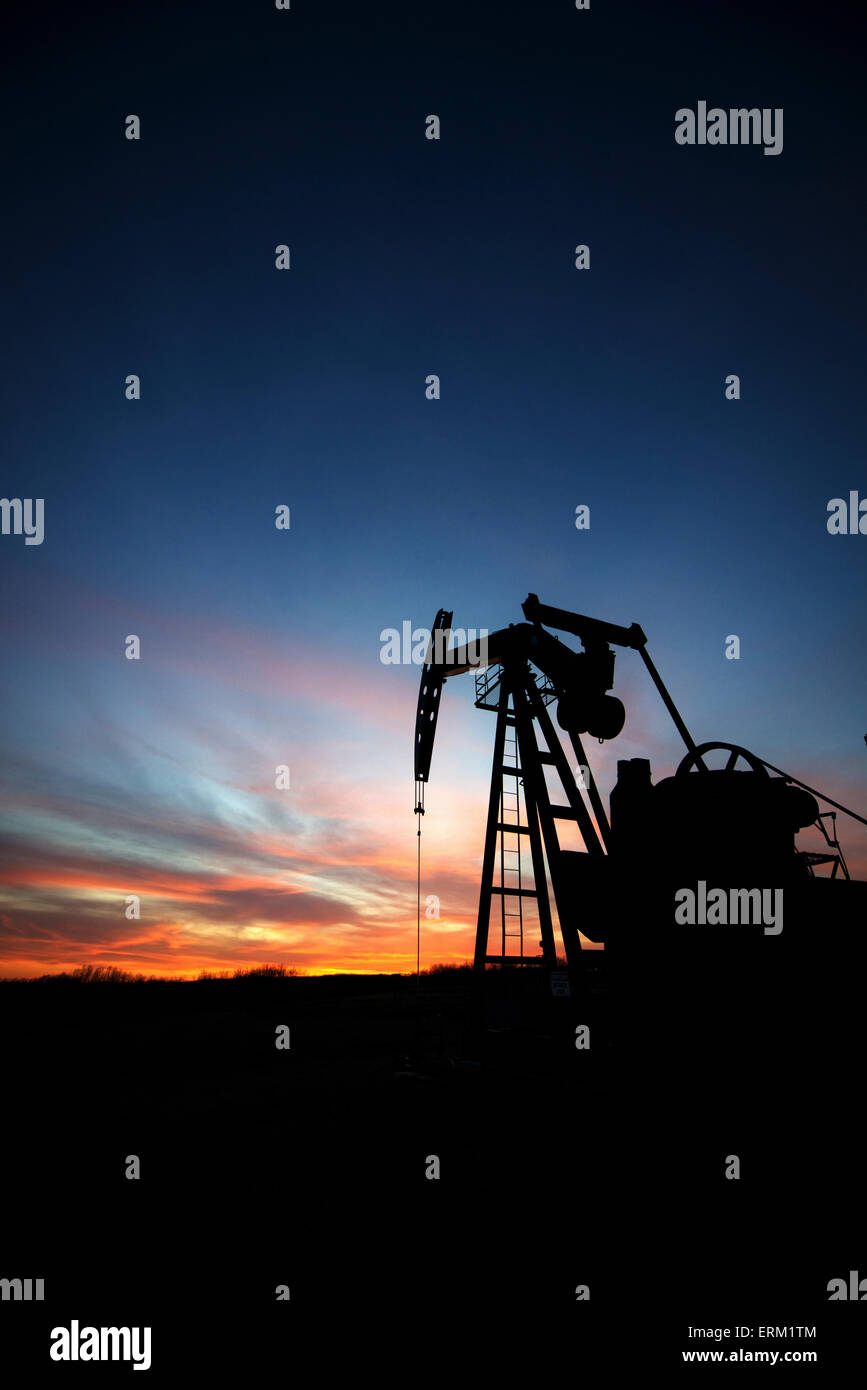 Ein Bohrschwengels in einer Öl-Bohr-Website bei Sonnenuntergang. Stockfoto