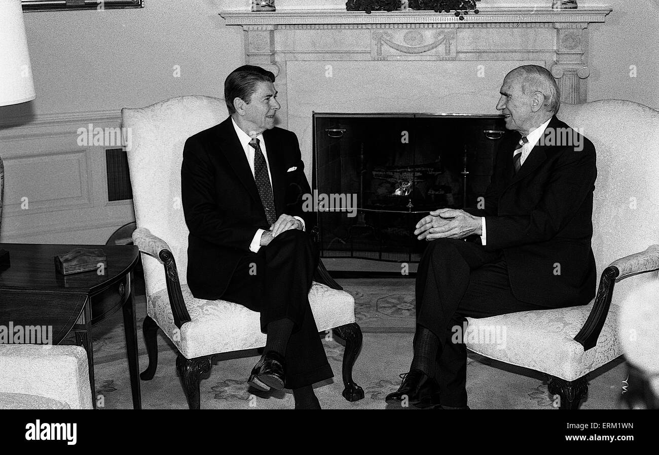 Washington. DC., USA. 28. Februar 1984 plaudert Präsident Ronald Reagan mit Bundespräsident Rudolf Kirchschlager im Oval Office des weißen Hauses während des ersten Staatsbesuchs ins Weiße Haus ein Bundespräsident.   Kredit: Mark Reinstein Stockfoto