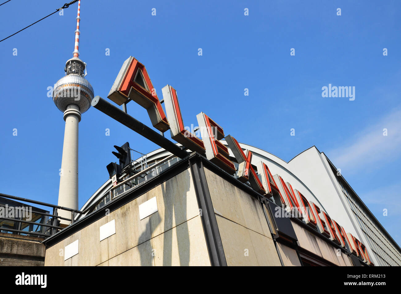 Alexanderplatz train Station Zeichen mit dem Fernsehturm Fernsehturm im Hintergrund an einem klaren Tag in Berlin Deutschland Stockfoto
