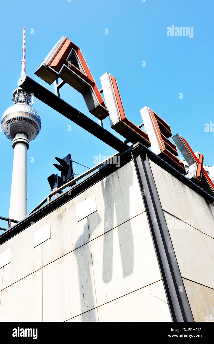 Alexanderplatz train Station Zeichen mit dem Fernsehturm Fernsehturm im Hintergrund an einem klaren Tag in Berlin Deutschland Stockfoto
