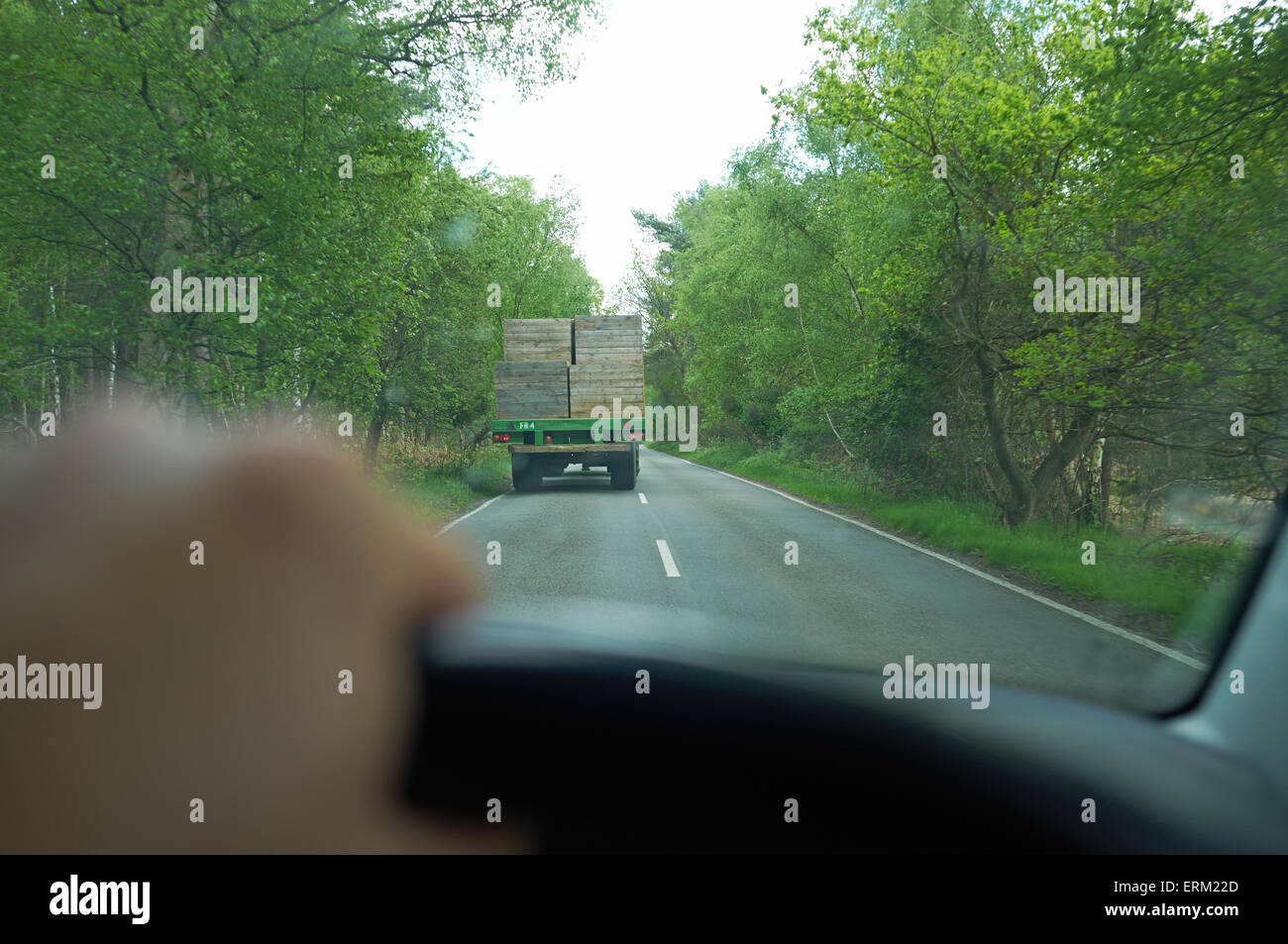 Sie Fahren Ein Langsameres Fahrzeug Auf Der Landstraße Langsame fahrzeuge auf der straße -Fotos und -Bildmaterial in hoher