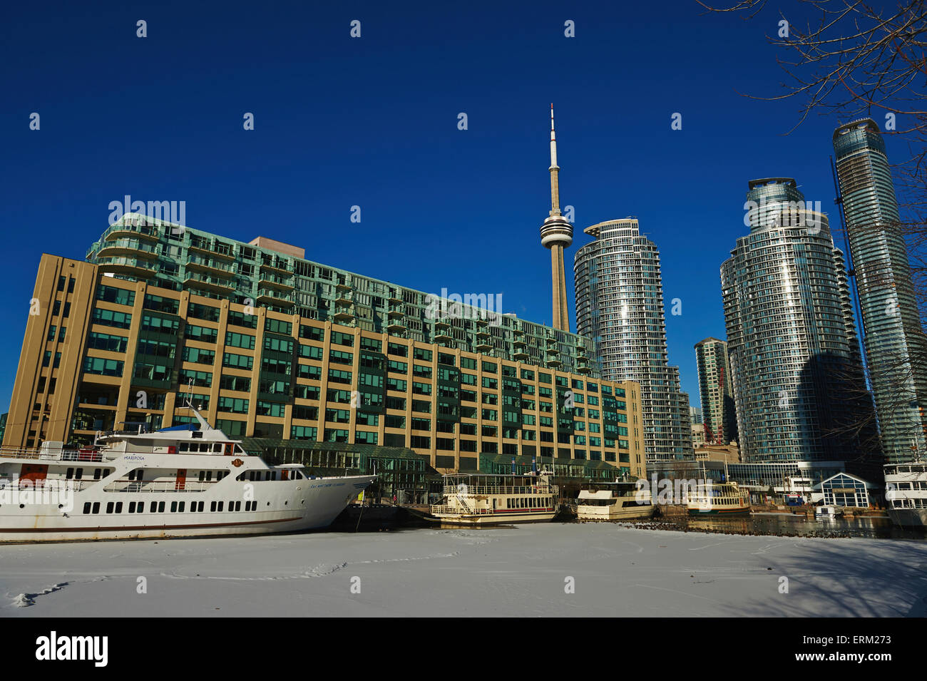 Queens Quay Harbourfront im Winter; Toronto, Ontario, Kanada Stockfoto