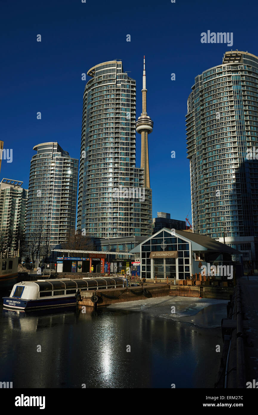 Ausflugsboot in Queens Quay Harbourfront Café festgemacht; Toronto, Ontario, Kanada Stockfoto