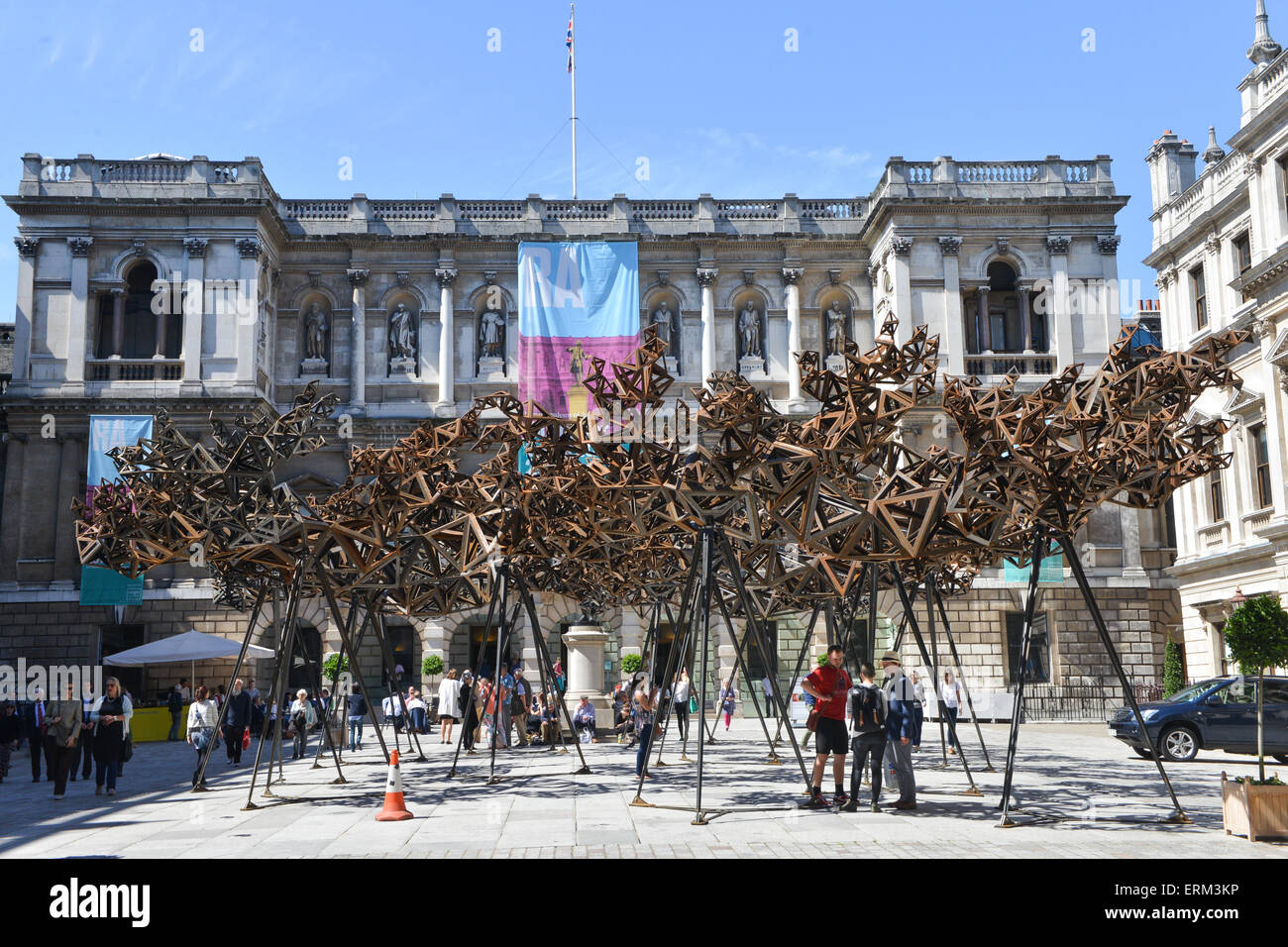 Royal Academy, London, UK. 4. Juni 2015. Conrad Shawcross Stahl Skulptur "The gefleckten Licht der Sonne" füllt die Royal Academy Summer Exhibition-Hof. Bildnachweis: Matthew Chattle/Alamy Live-Nachrichten Stockfoto