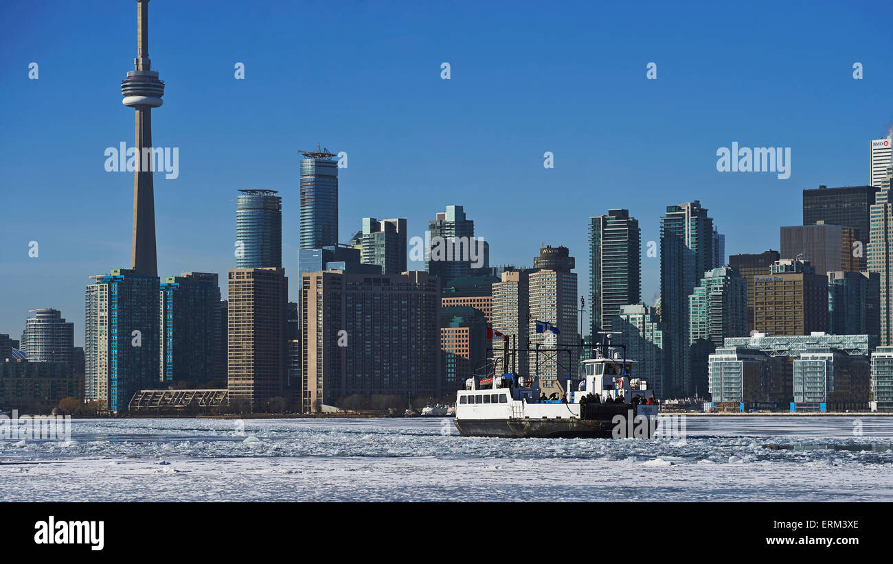 Boot gegen die Skyline der Stadt von Wards Island im Winter; Toronto, Ontario, Kanada Stockfoto