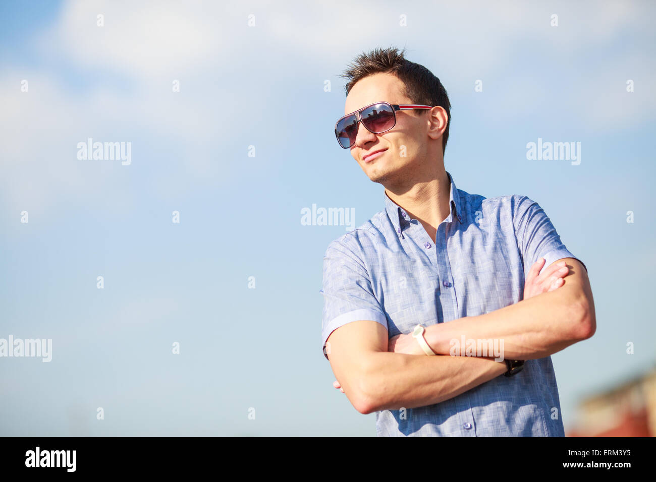 Porträt eines trendigen jungen Mannes in der Stadt Stockfoto