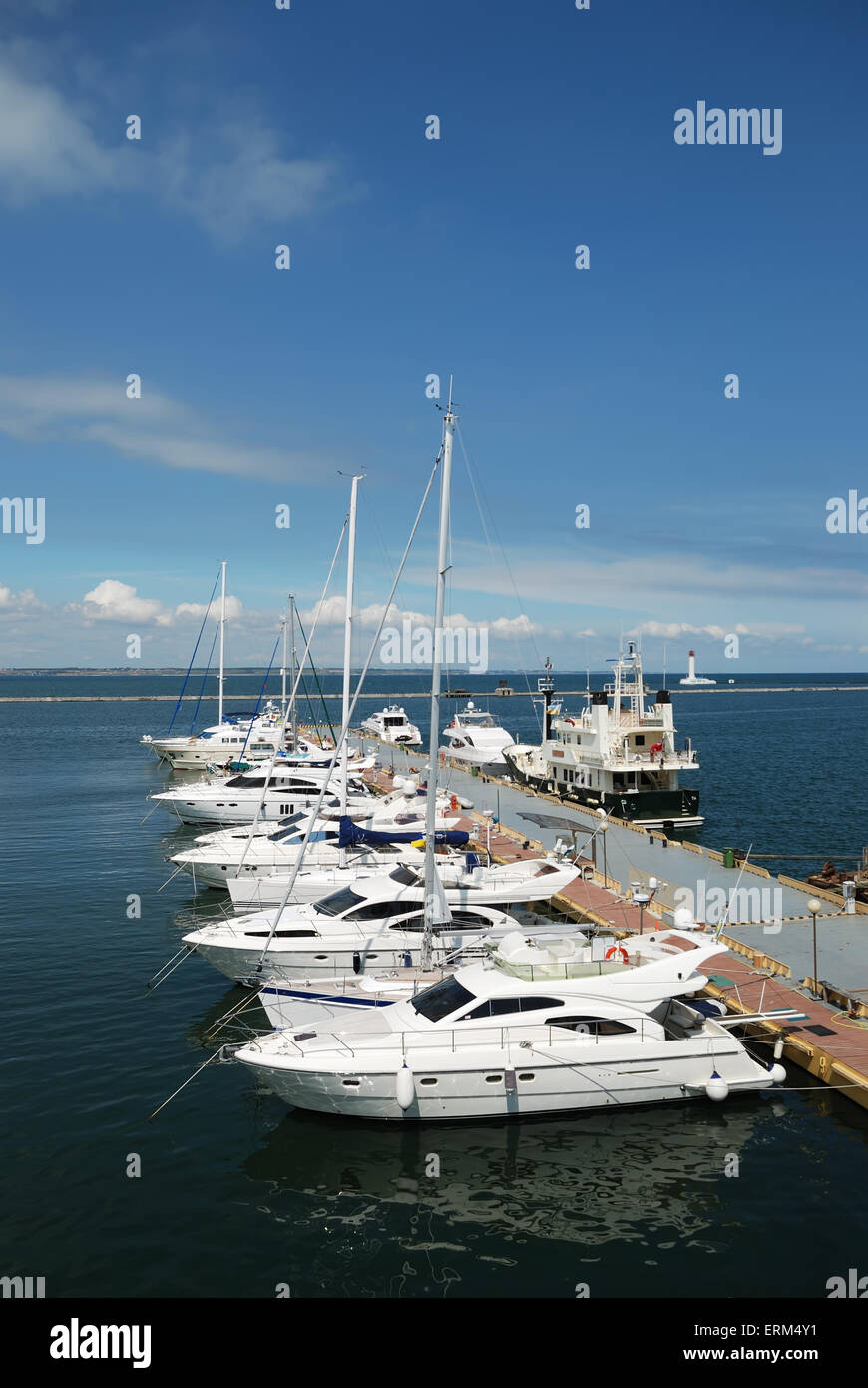 Weiße Yachten auf einen Anker im Hafen Stockfoto
