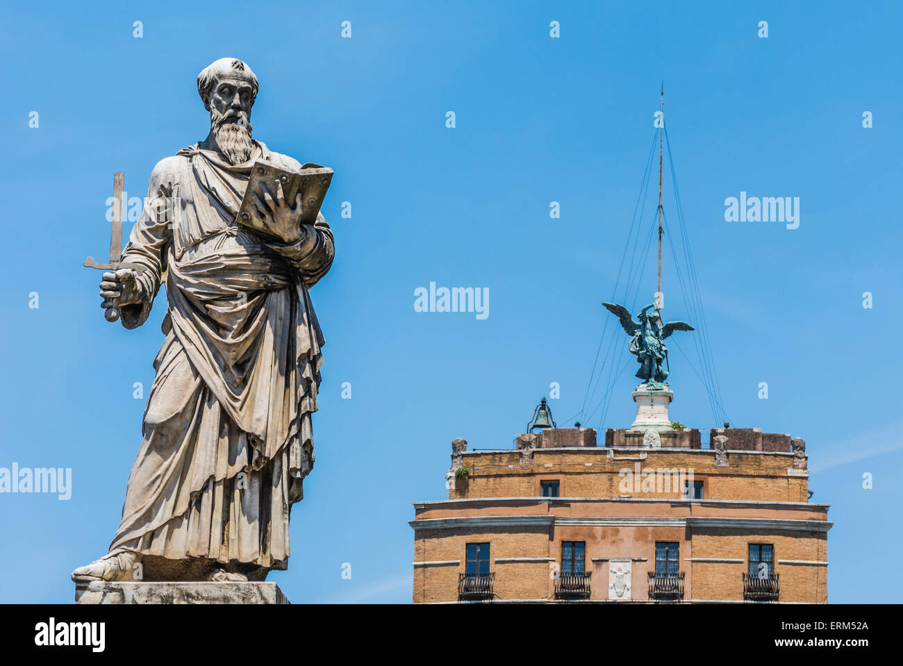Saint Paul Statue stand vor Castel Sant'angelo in Rom Stockfoto