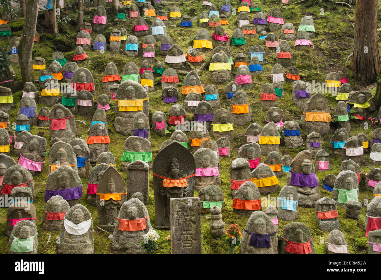 Buntes Bild der japanischen Tempel Grabsteine; Kyoto, Japan Stockfoto