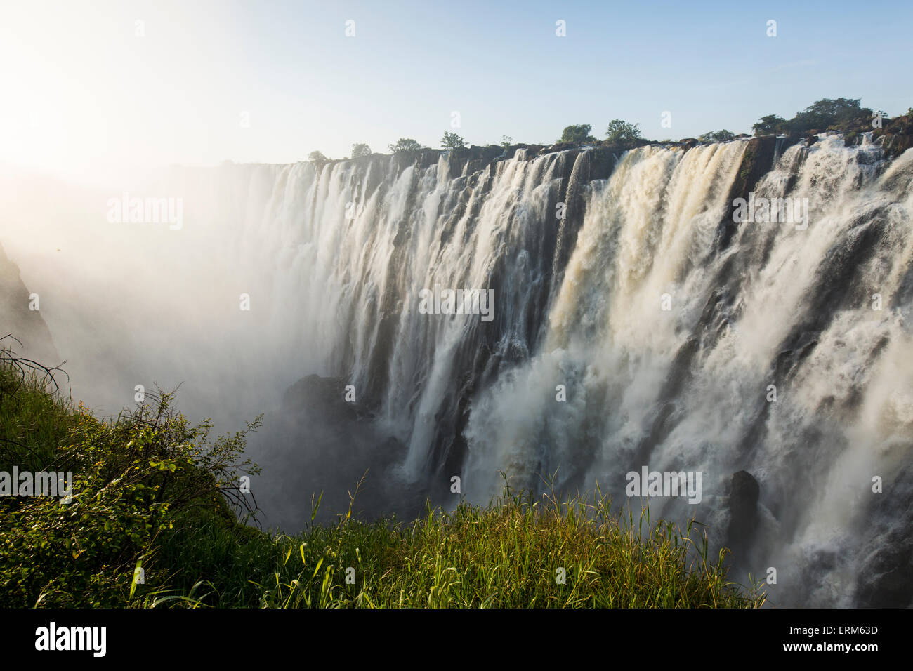 Afrika, Sambia, Mosi-Oa-Tunya Nationalpark, untergehende Sonne leuchtet Eastern Katarakt Viktoriafälle Stockfoto