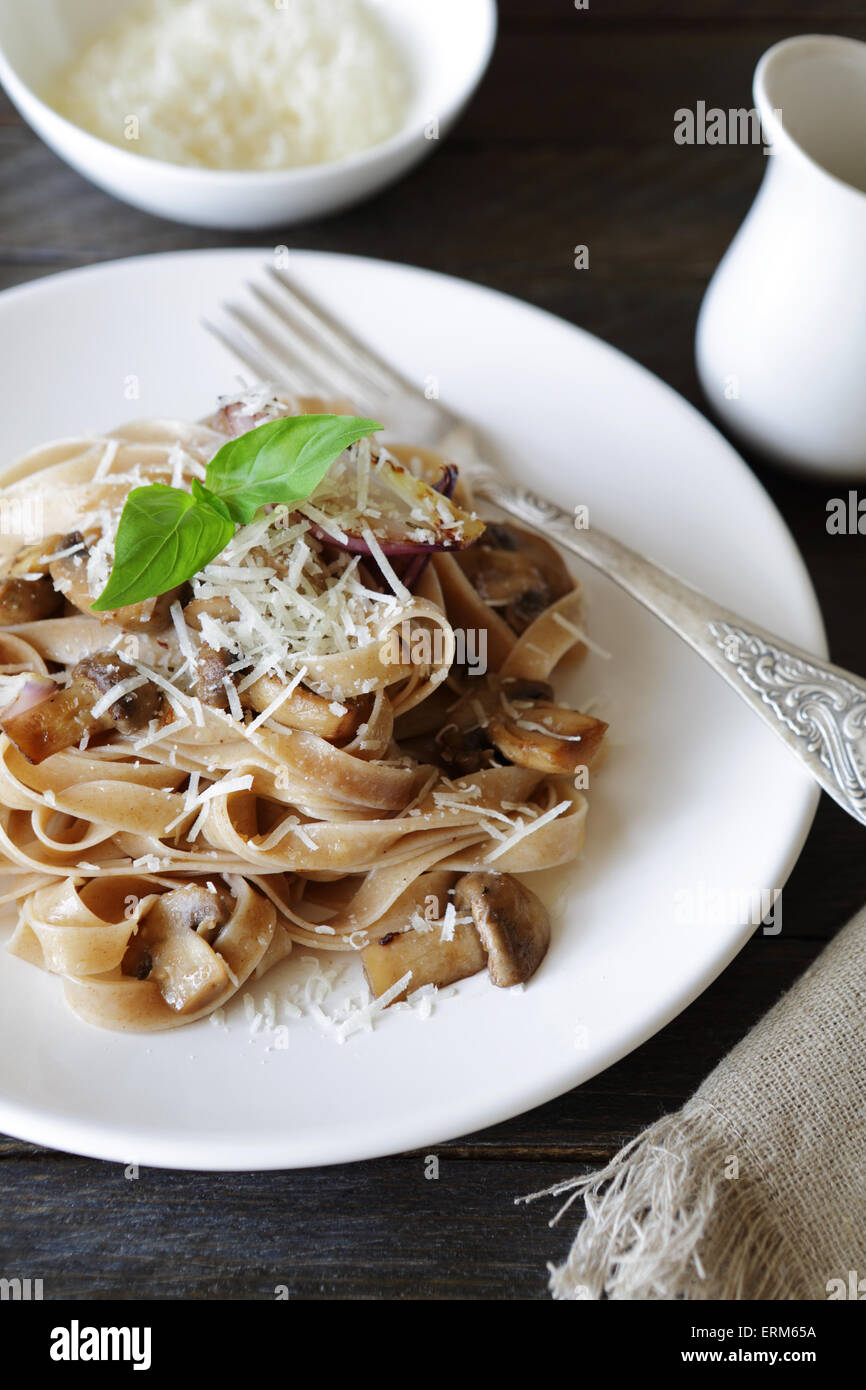 Pasta mit Pilzen und Käse, Essen Stockfoto