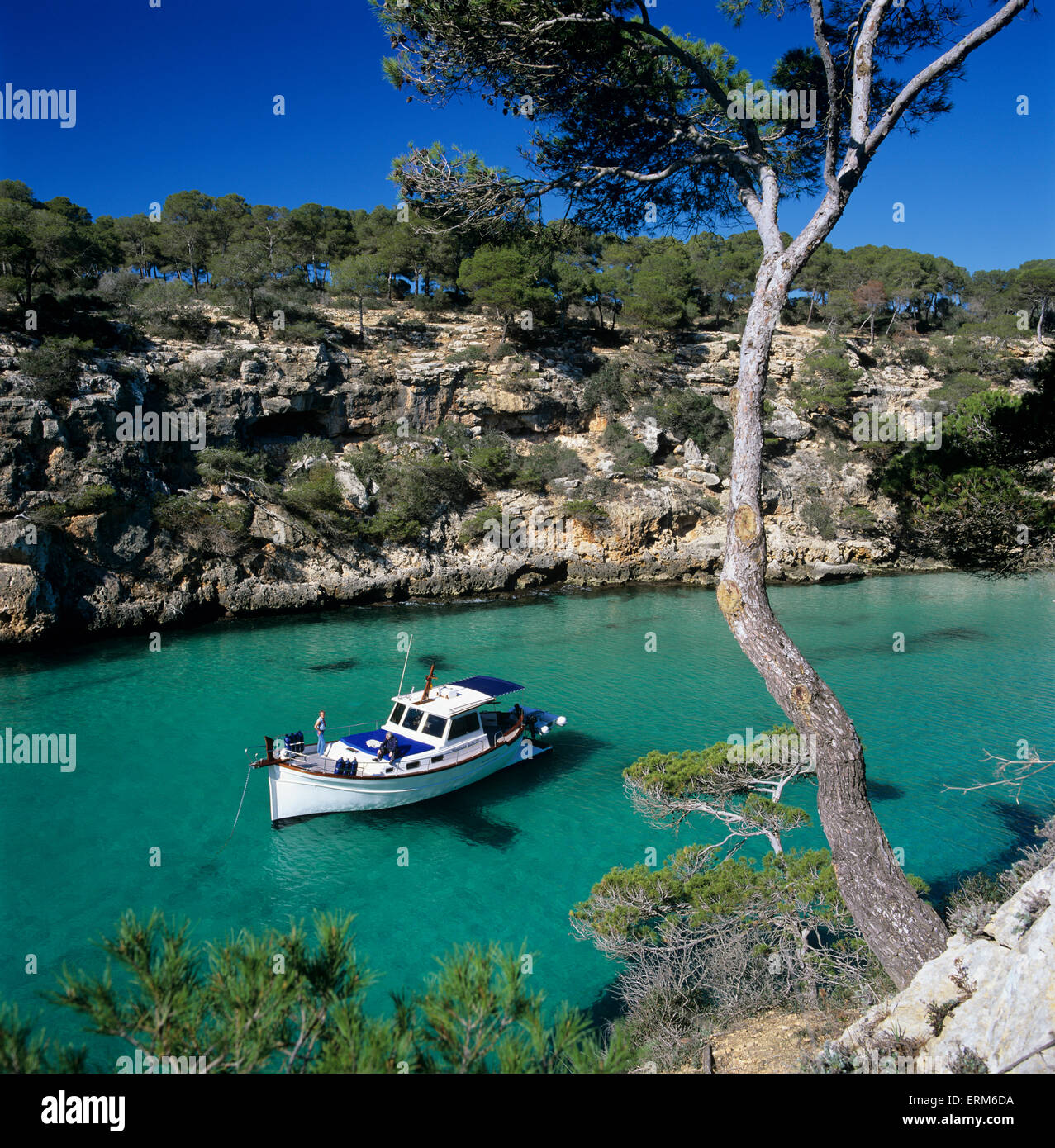 Schiff vor Anker in felsige Bucht Cala Pi, Mallorca, Balearen, Spanien, Europa Stockfoto