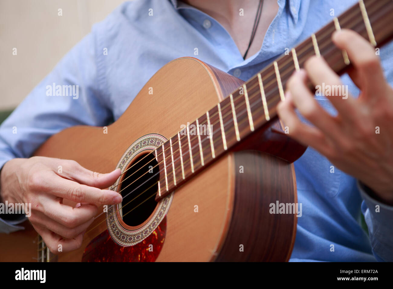 Mann, die klassische, akustische Gitarre Stockfoto